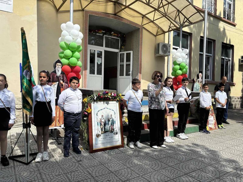 „Слонска паста за зъби“ и излюпени пиленца: училище в Конуш откри два нови STEM кабинета за 180 000 лв.