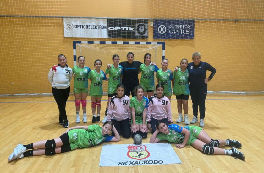 Младите хандбалистки на Хасково не спират: Още две победи и курс към финала
