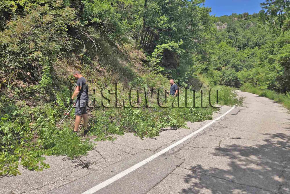 Доброволци влязоха с триони: пътят към хижа „Аида“ се беше стеснил до едно платно