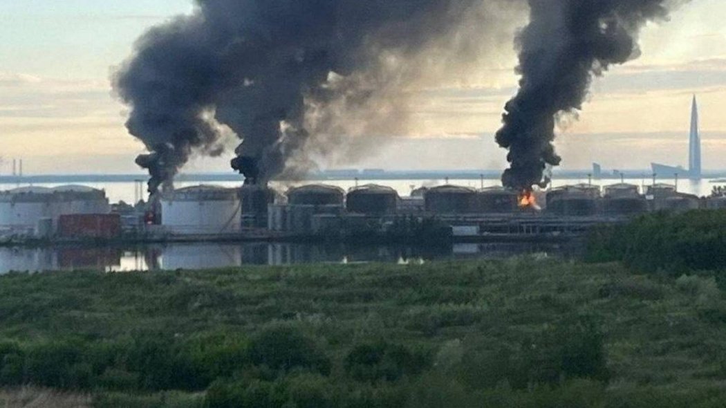 Украйна удари стратегически нефтен обект край Санкт Петербург, Москва съобщава за десетки свалени дронове