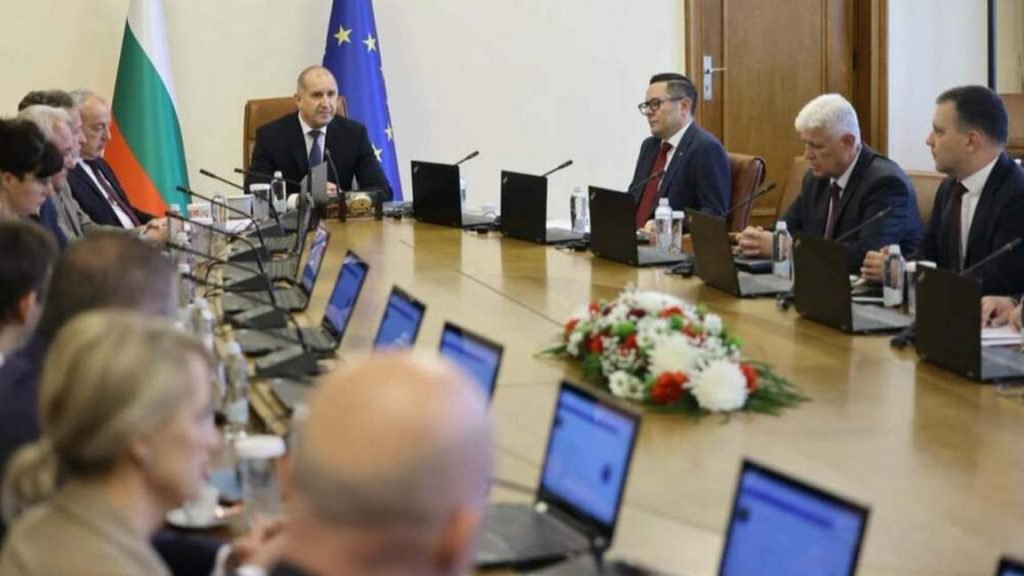 Край на семинарите по курорти: кабинетът реже служебните разходи за тържества и срещи извън офиса