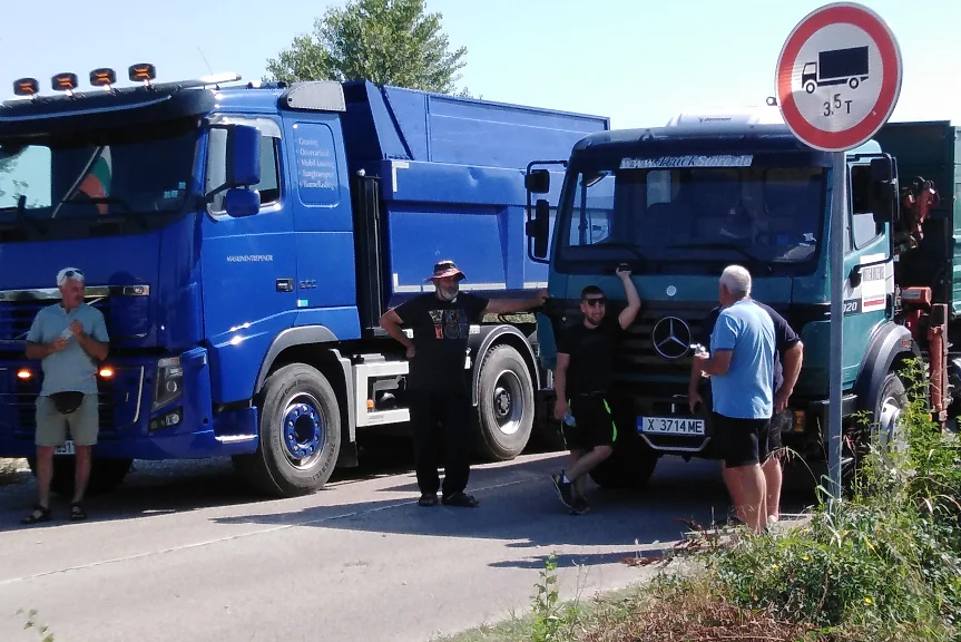 Земеделци стягат нова блокада на границата при Ивайловград: искат край на забраната за камиони