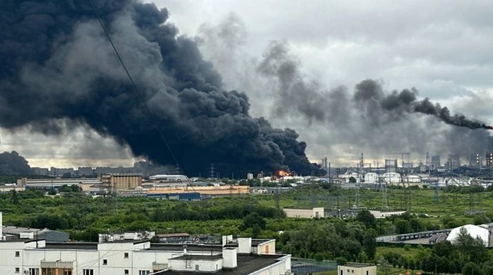 Над 400 дрона към Москва: пожари в Wildberries, нефтено депо и ключов складов комплекс