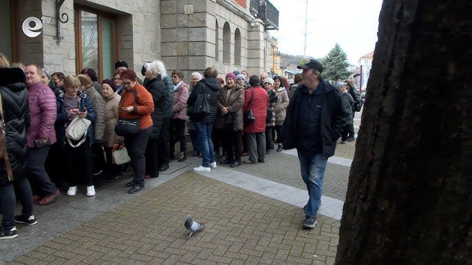 Полиция пази опашката за пенсии в Хасково: стотици чакат увеличението от 7,8%