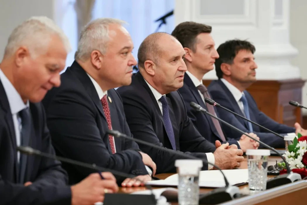 Край на необлагаемите ваучери: кабинетът на Радев вдига тавана, но въвежда 7% данък