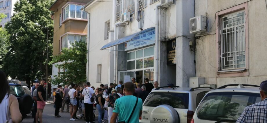 Опашки пред Паспортната служба в Хасково: гастарбайтери се връщат за нови документи