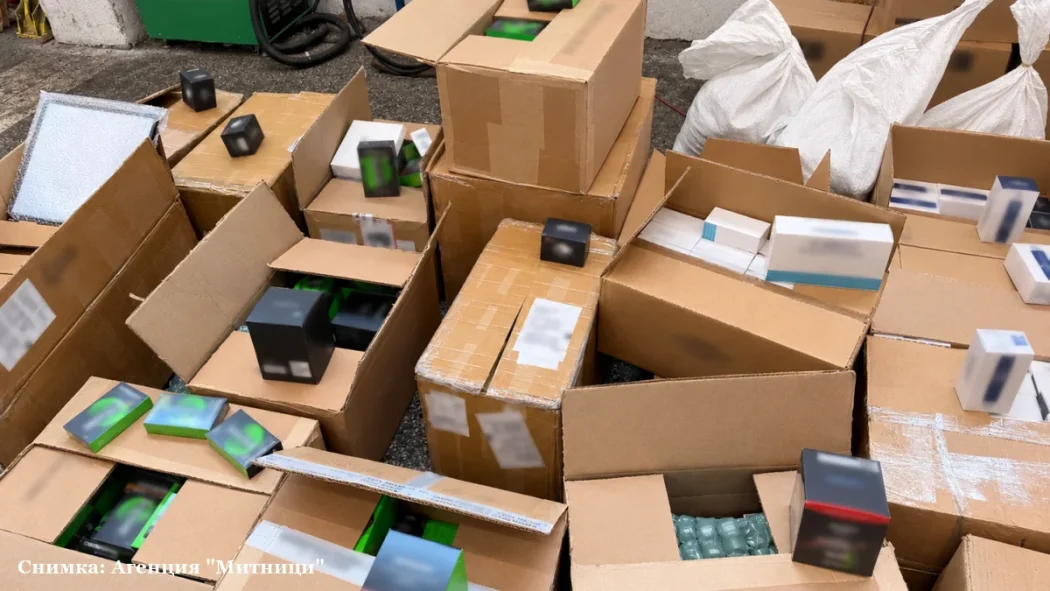Удар на „Капитан Андреево“: 3,6 млн. филтри за цигари и 99 телефона задържани на границата