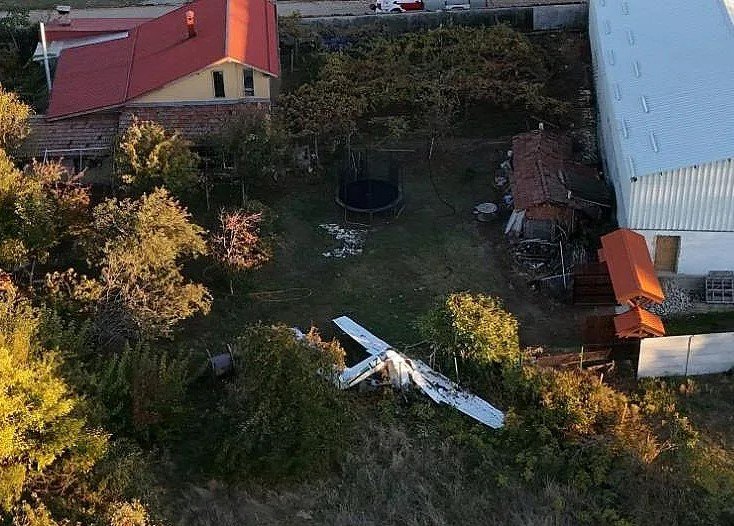 Самолет Cessna 150 падна в двор край Плевен: загина млад пилот, излетял без разрешение