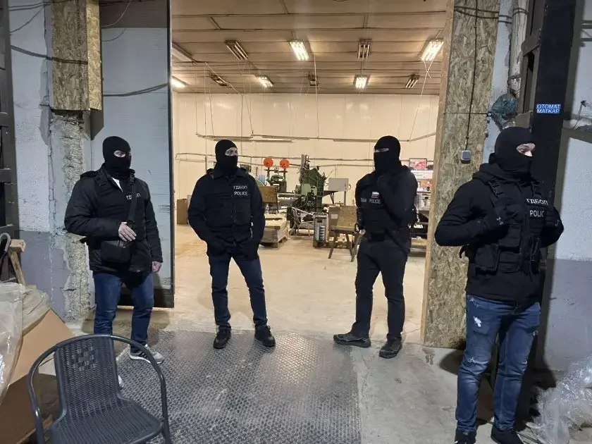 12 тона тютюн и три халета техника: ГДБОП разби нелегална фабрика за цигари в Карнобат