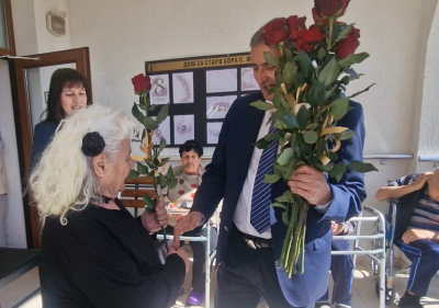8 март във Фатово: Областният управител Зарко Маринов поднесе цветя на жените в дома за възрастни