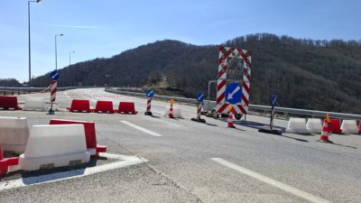 Пътят Маказа &ndash; Комотини остава затворен: Свлачища блокираха ключово трасе към Гърция