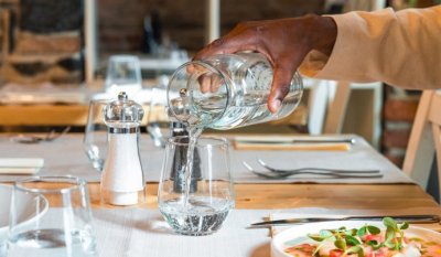 Поръчахте &bdquo;само вода&ldquo; в Германия? Може да ви я таксуват - и не е евтино