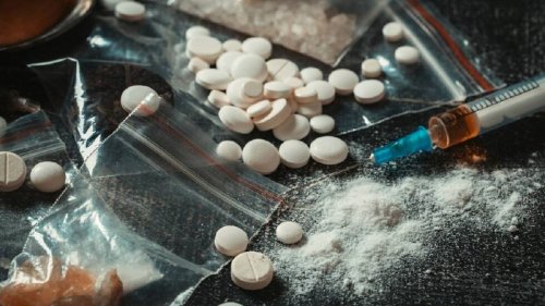Дрога пред игрална зала и 50 грама марихуана в двор: Две задържания в Хасково и Харманли