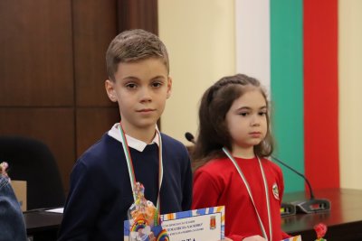Над 300 деца в битка на знания: Хасково награди младите математици