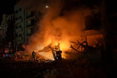 Иранският министър на отбраната и командващият елитните гвардейци са били убити при израелски удари