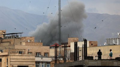 Военни удари поразиха нефтено хранилище в Техеран