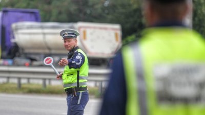Полицията затяга контрола за колани, каски и детски столчета
