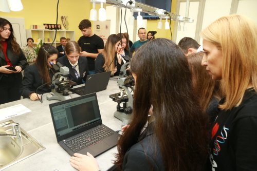 Елитната езикова гимназия в Хасково отваря врати за ученици: 4 дни срещи, профили и демонстрации преди приема