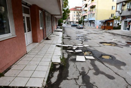 &bdquo;Падаме всеки ден&ldquo;: Разбитите тротоари на бул. &bdquo;Илинден&ldquo; в Хасково пращат хора в Спешна помощ