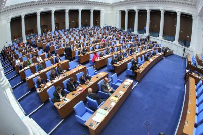 Спор в парламента за удължения бюджет
