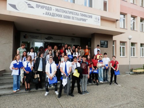 ОИЦ Хасково навърши 15 години без торта: ученици видяха STEM центрове и пътуваха с електробус