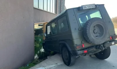 Куриоз: Военен джип катастрофира в ресторант