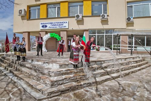 &bdquo;Голямото мартенско хоро&ldquo; в двора на ФСГ &bdquo;Атанас Буров&ldquo; в Хасково: Традицията се завърна с пълна сила