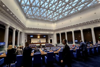 Парламентът прие удължаването на бюджета и обсъди Съвета за мира