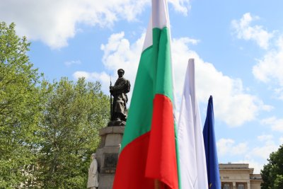 Хасково отбеляза Трети март с военни почести, шествие и общоградско хоро