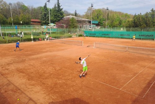 Дъжд спря турнира по тенис в Хасково, но фаворитите се справиха без проблеми: Eкспресни победи при юноши и девойки