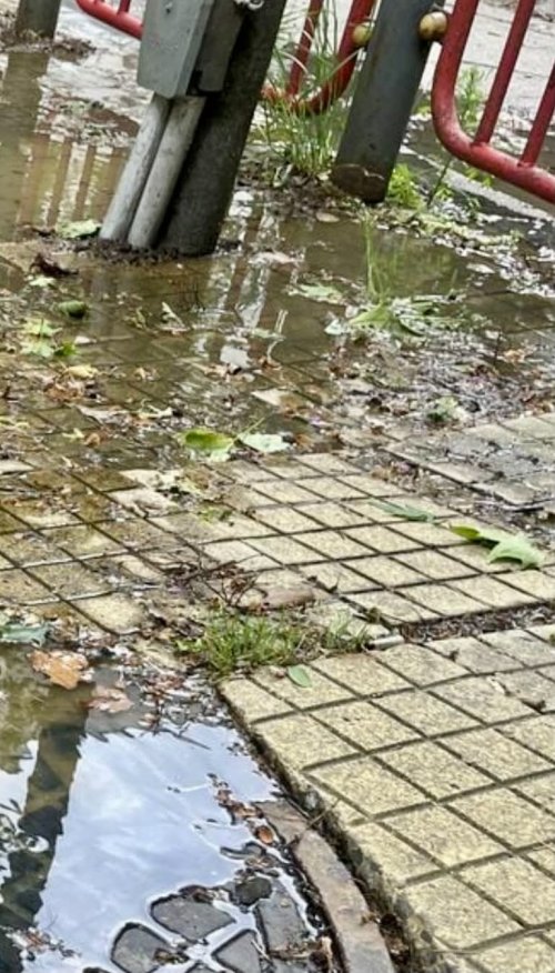 Шахта прелива в детска площадка в Хасково: отпадни води заляха района