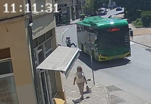 Видео разкри абсурден инцидент в Хасково: пешеходец рита автобус и си чупи крака