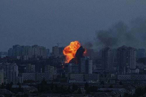 Балистични ракети и 500+ дрона над Киев: Русия удари на вълни, има жертви и десетки ранени