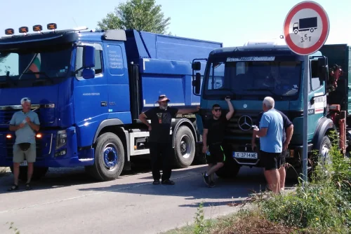 Земеделци стягат нова блокада на границата при Ивайловград: искат край на забраната за камиони