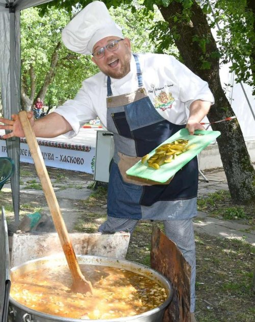 Шеф от Hell&rsquo;s Kitchen нахрани Хасково: 300 порции пилешка каварма по ловджийски в парк &bdquo;Кенана&ldquo;