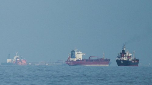 Танкери пробиват през Ормуз: първи доставки към Азия след месеци блокада