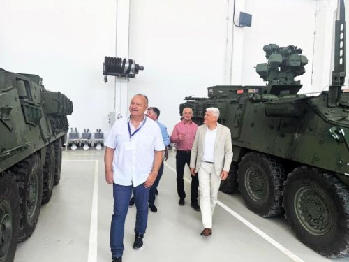 Министърът на отбраната провери сглобяването на бойните машини &bdquo;Страйкър&ldquo; във Велико Търново