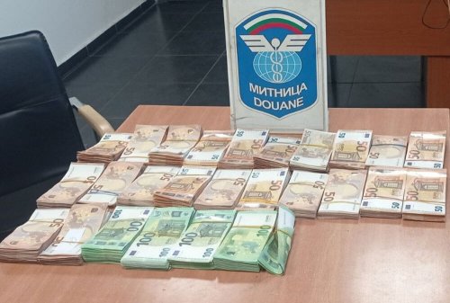 Митниците удариха две коли на &bdquo;Капитан Андреево&ldquo;: 96 850 евро извадени от тайници и багаж