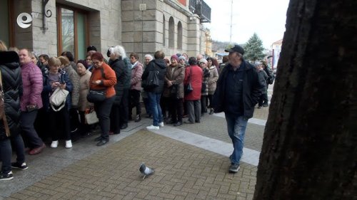 Полиция пази опашката за пенсии в Хасково: стотици чакат увеличението от 7,8%