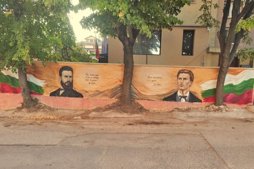 Ботев и Левски се появиха на ограда в Хасково: нови патриотични стенописи раздвижиха града
