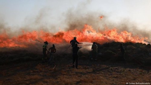 Огненото бедствие в Гърция продължава: Силни ветрове разпалват мащабни пожари близо до Атина и по островите