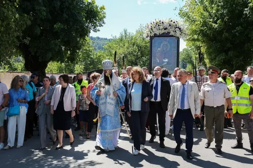 Президентът Йотова на Троянския манастир за 15 август: стотици се поклониха пред чудотворната Троеручица