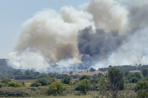 Пожарът в Хасковско набъбна до 10 000 декара: огънят стигна близо до последните къщи край Динево