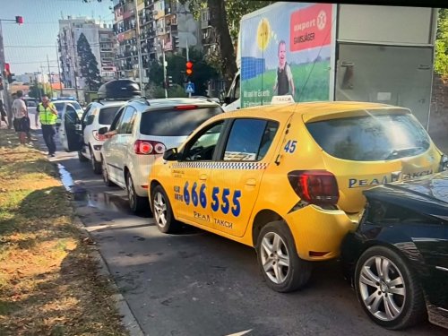 Верижна катастрофа на бул. &bdquo;Васил Левски&ldquo; в Хасково: такси е ударено, трима са в болница