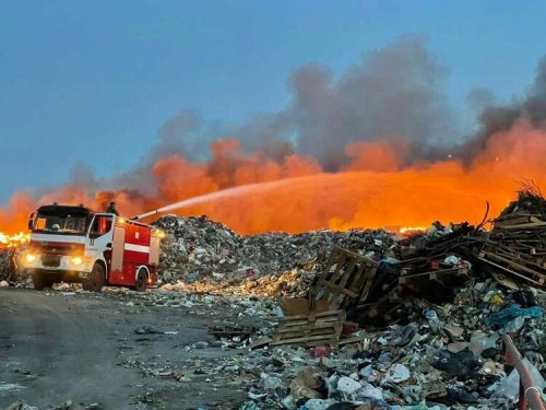Пожар в депото за отпадъци край Гарваново: димът се вижда от Хасково