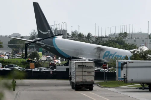 Товарен Boeing на &bdquo;Амазон&ldquo; излезе от пистата в Маями: 5 загинали и критично ранени