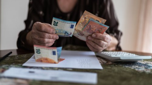 Кабинетът на Радев пуска &bdquo;инфлационен чек&ldquo;: 50 евро за домакинства под линията на бедност