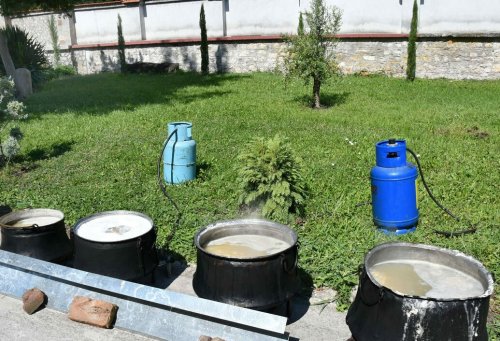 Четири казана &bdquo;манастирска&ldquo; боб чорба в Хасково: храмът раздава постен фасул за Голяма Богородица