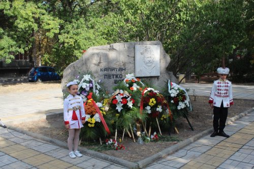 Димитровград отбеляза Деня на независимостта с венци, песни и почетен караул