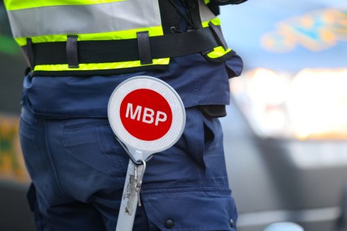 Турски шофьор пробва да &bdquo;минава метър&ldquo; с 5 евро в Харманли &ndash; полицаите го задържаха